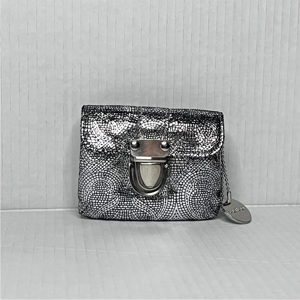 Lulu’s Metallic Wallet - Picture 2 of 13